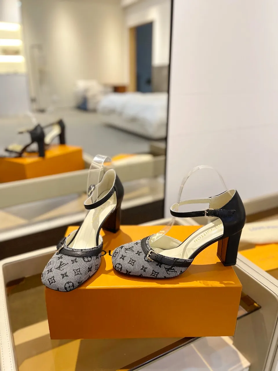 👟👟Ex-factory price 640👟👟 2024 latest L✔ The latest catwalk style slippers from L✔ Home counters, official website series updated simultaneously, perfect last + LV new element button design, full of femininity, noble temperament, original reverse mold last, ultimate 1:1 shape, high-end quality, imported high-end fabrics showing exquisite texture! Fabric: LV denim Lining: high-quality soft sheepskin lining Feet: imported goatskin Customized A-grade high-density private mold outsole, luxurious packaging! 8 cm thick heel Size: 34-42, (34, 40, 41, 42 customizations are non-refundable)